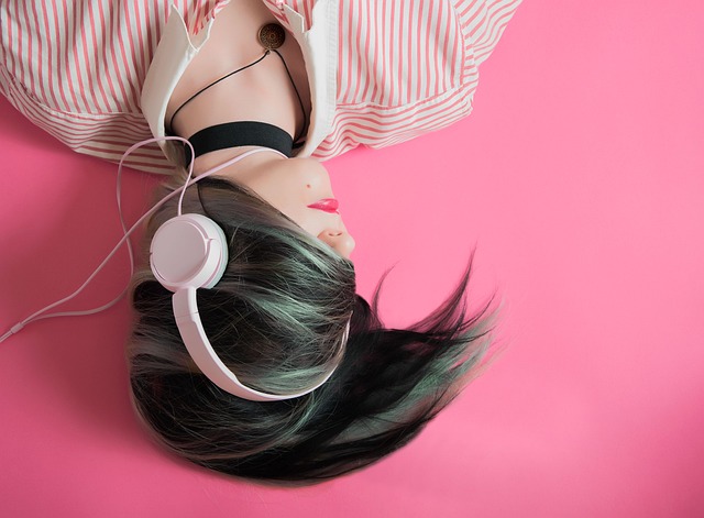 Jak słuchać muzyki z telefonu przez słuchawki bezprzewodowe?